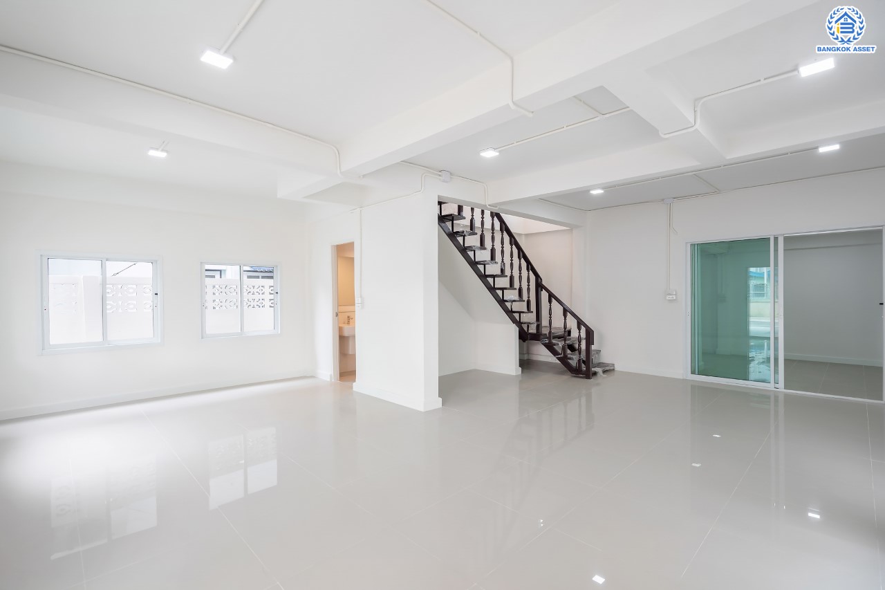 บ้านมือสองตกแต่งใหม่ ม.สินวงศ์ ดอนเมือง บ้านเดี่ยว เนื้อที่ 50 ตร.ว. ฟังก์ชัน 3 ห้องนอน 2 ห้องน้ำ จอดรถได้ 2 คัน บนทำเลดีที่สุด ใกล้สนามบินดอนเมือง ทางด่วน "ศรีสมาน" และรถไฟฟ้าสายสีแดง "สถานีดอนเมือง"